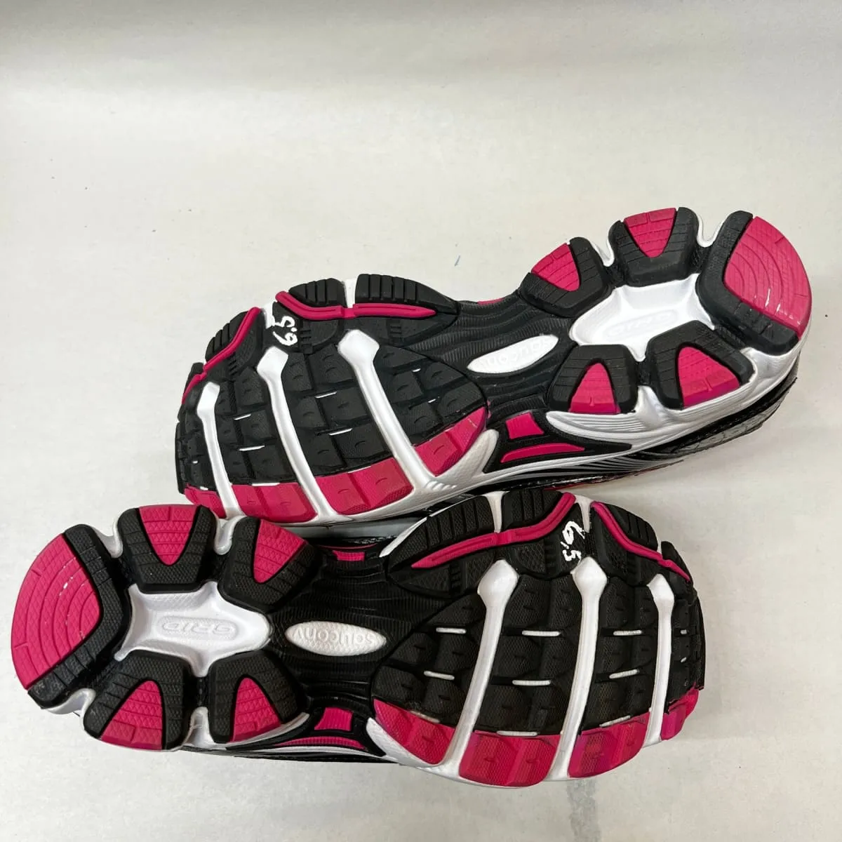 Saucony •Cohesion 5• Running Shoe • Silver/Black/Pink • 6.5 Wide - Preowned